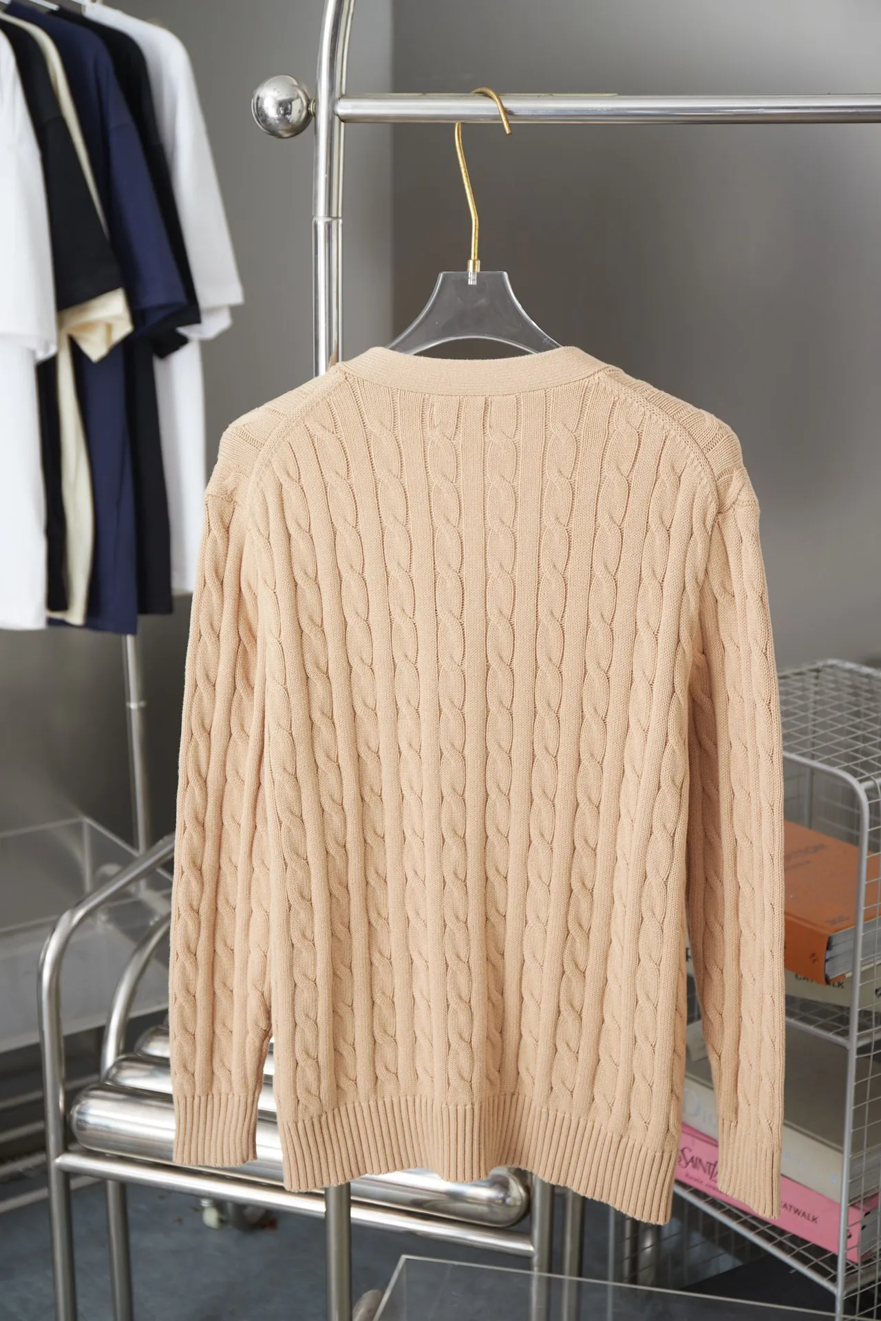 P250 POLO Paul Ralph Lauren 25FW new autumn and winter style classic war horse embroidered twist sweater, light luxury, a must-have item for daily commuting for men and women. Correct version. Welcome to compare. Detailed features · Made of 35% wool content yarn, 35% cashmere 30% synthetic fiber · Used German imported machine twist knitted cardigan · Open mold customization brand logo resin buttons · Imported Tajima machine embroidered classic war horse · Thread design on collar, cuffs and hem, windproof and comfortable · Original main mark, washed tag, moisture-proof paper packaging Color: black/khaki/grey Size: S M L XL